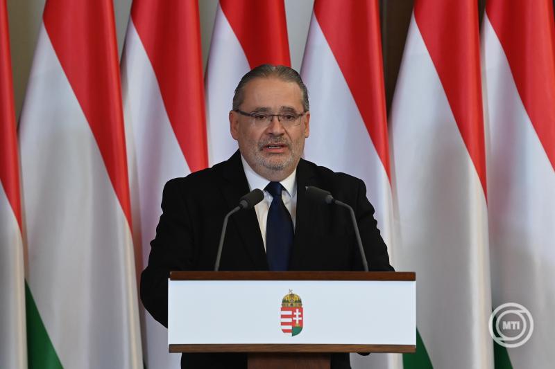 Aláírták a hároméves bérmegállapodást a Karmelita kolostorban