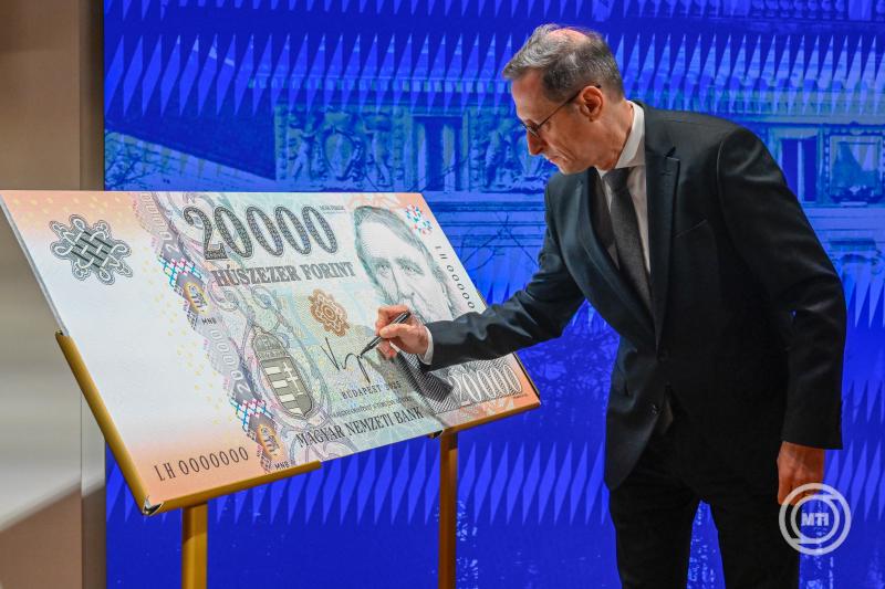 Aláírta az MNB új elnöke a forintbankjegyet