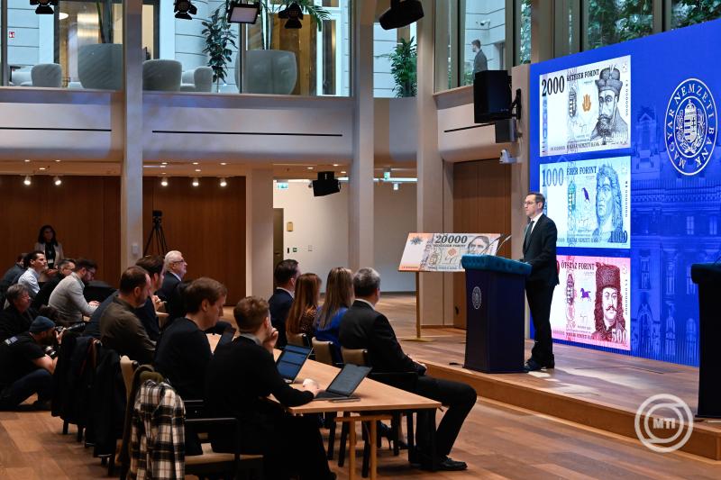 Aláírta az MNB új elnöke a forintbankjegyet