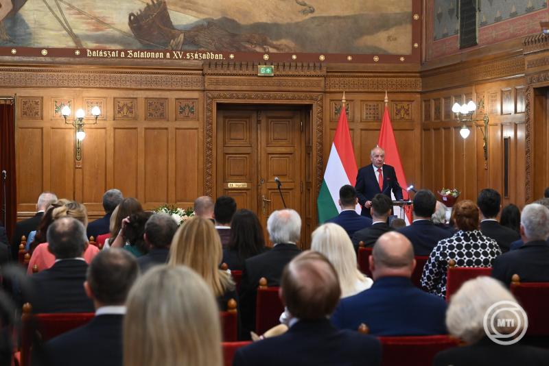 Jubileumi magyar állampolgársági eskütétel a Parlamentben