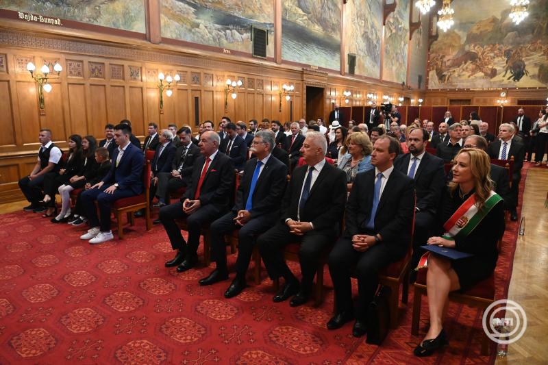 Jubileumi magyar állampolgársági eskütétel a Parlamentben