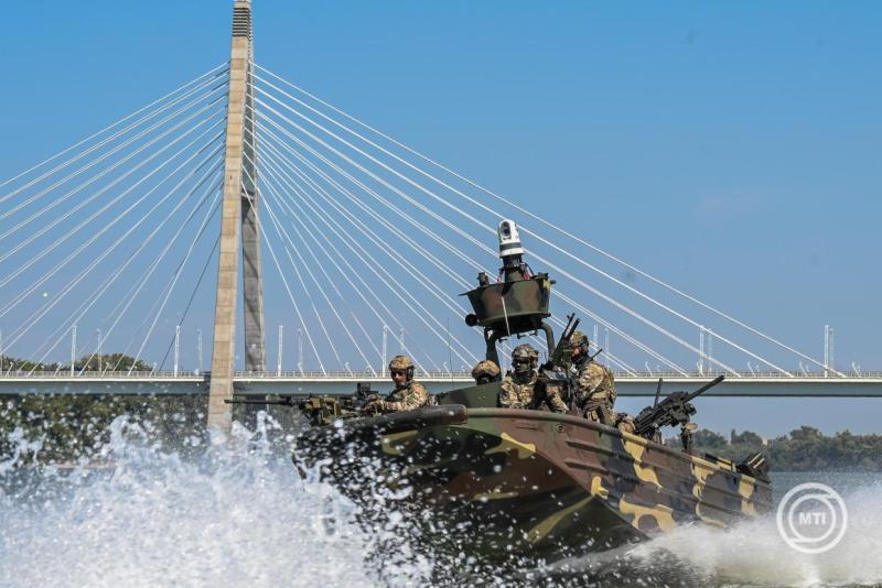 Átadták a honvédség SOC-R különleges műveleti folyami naszádjait Budapesten