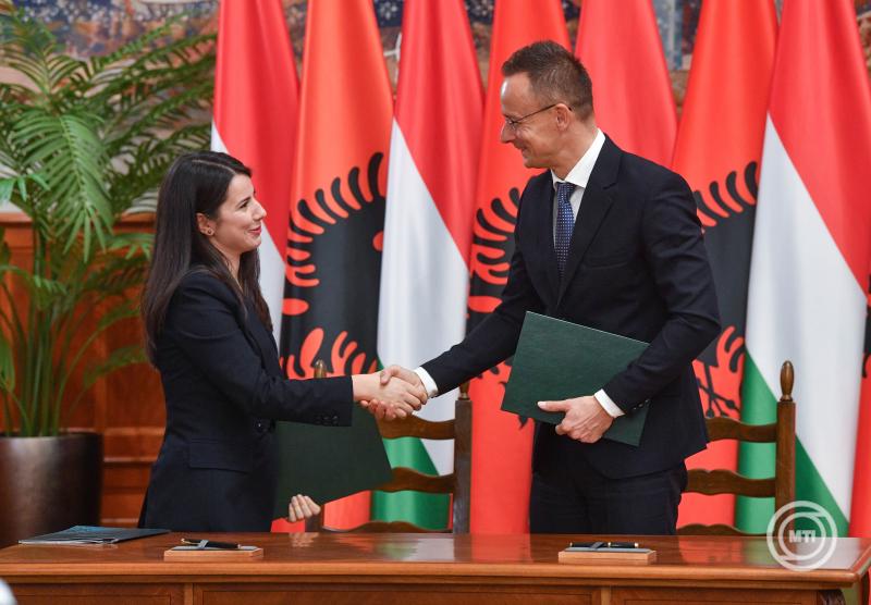 Szijjártó Péter az albán közigazgatási és korrupcióellenes ügyekért felelős államminiszterrel tárgyalt