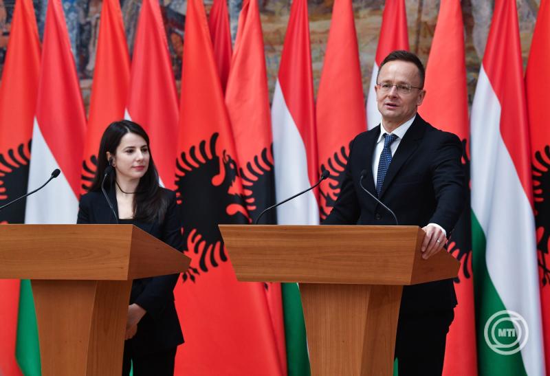 Szijjártó Péter az albán közigazgatási és korrupcióellenes ügyekért felelős államminiszterrel tárgyalt