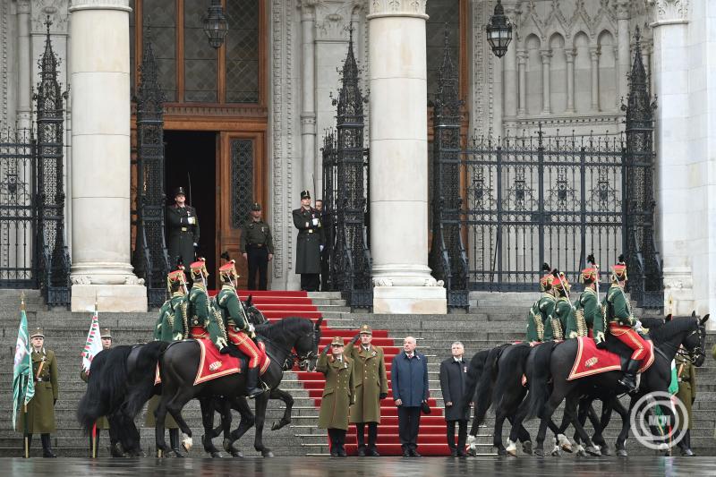 Március 15. - Felvonták a nemzeti lobogót az Országház előtt