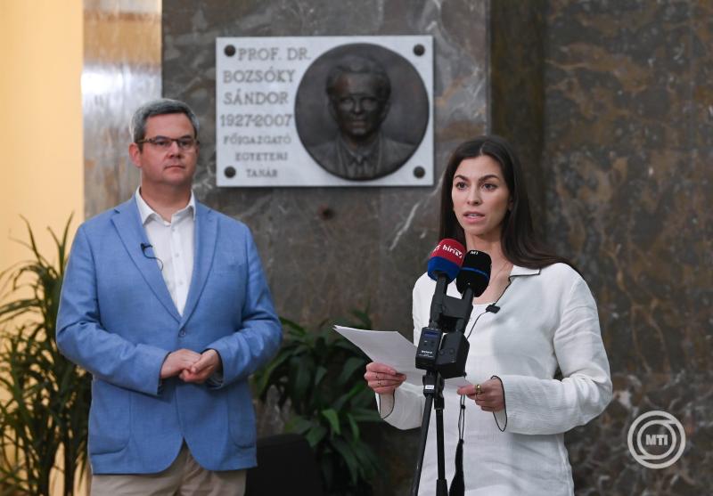 Takács Péter és Szentkirályi Alexandra tájékoztatója Budapesten