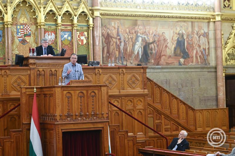 A Keresztény Civil Szervezetek Országos Fórumának a szenvedélybetegségekről tartott tanácskozása az Országházban