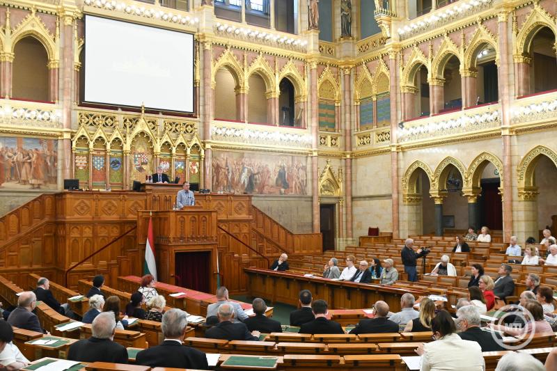 A Keresztény Civil Szervezetek Országos Fórumának a szenvedélybetegségekről tartott tanácskozása az Országházban