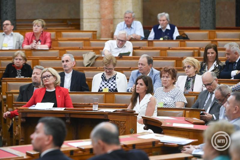 A Keresztény Civil Szervezetek Országos Fórumának a szenvedélybetegségekről tartott tanácskozása az Országházban