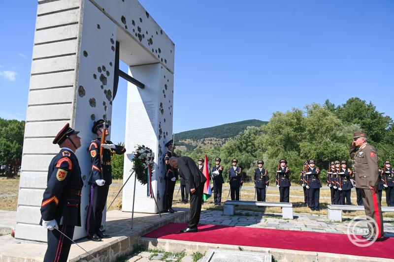 Sulyok Tamás megkoszorúzta a Szabadság kapuja emlékművet Dévényben