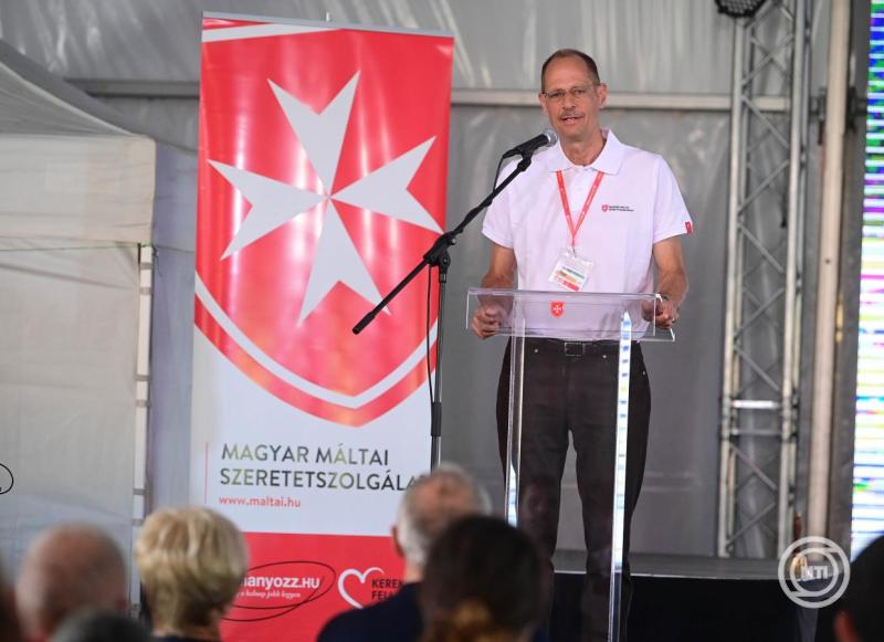 Sulyok Tamás a Magyar Máltai Szeretetszolgálat ifjúsági mozgássérülttáborában