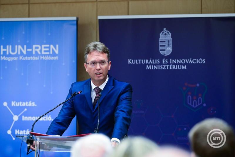 Jelentősen emelkedik a HUN-REN kutatóinak fizetése