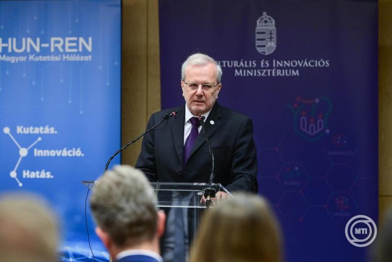 Jelentősen emelkedik a HUN-REN kutatóinak fizetése