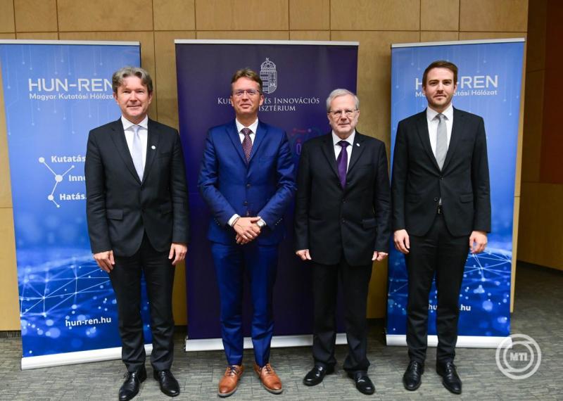 Jelentősen emelkedik a HUN-REN kutatóinak fizetése