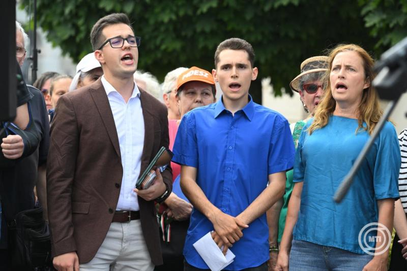 Szimpátiatüntetést tartottak a lemondásra felszólított közjogi méltóságok és állami intézményvezetők mellett