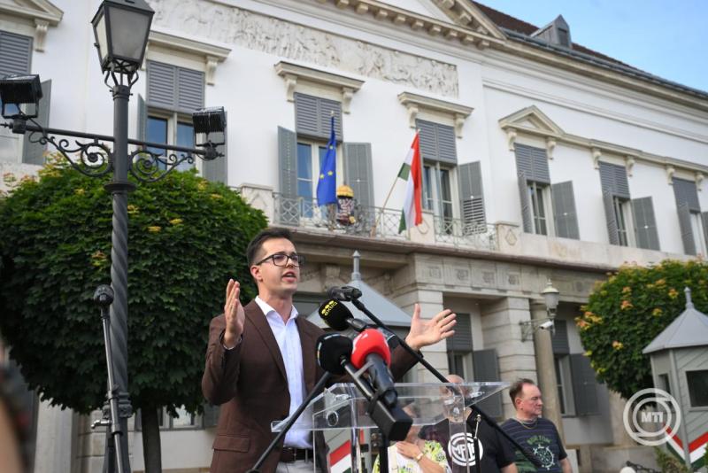 Szimpátiatüntetést tartottak a lemondásra felszólított közjogi méltóságok és állami intézményvezetők mellett
