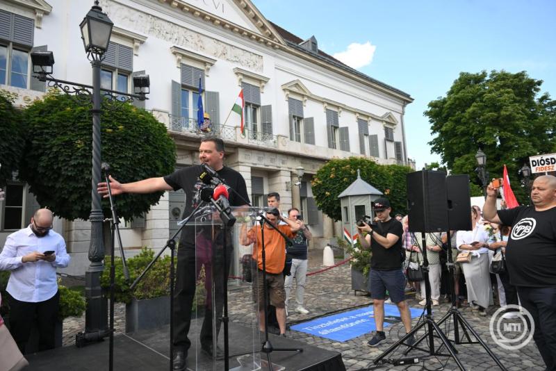 Szimpátiatüntetést tartottak a lemondásra felszólított közjogi méltóságok és állami intézményvezetők mellett