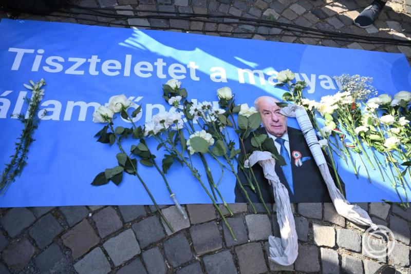 Szimpátiatüntetést tartottak a lemondásra felszólított közjogi méltóságok és állami intézményvezetők mellett