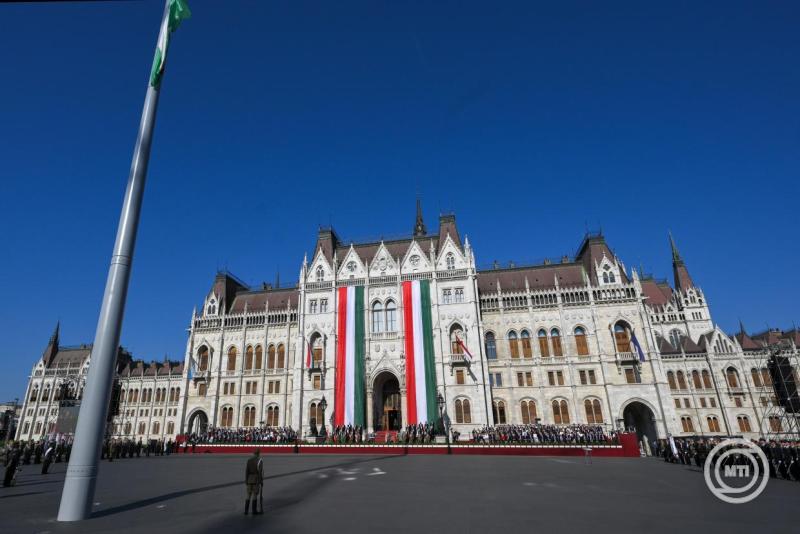 Augusztus 20. - Tisztavatás a Kossuth téren