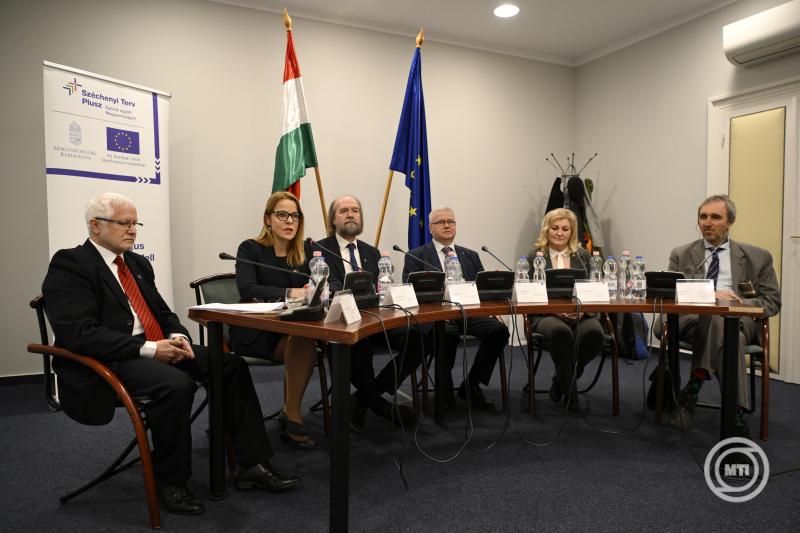 Kerekasztal-beszélgetés a pedagógusok új életpályamodelljéről