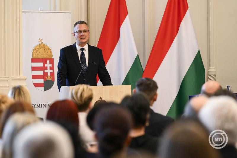 Pedagógusnap alkalmából állami elismeréseket adtak át a Belügyminisztériumban