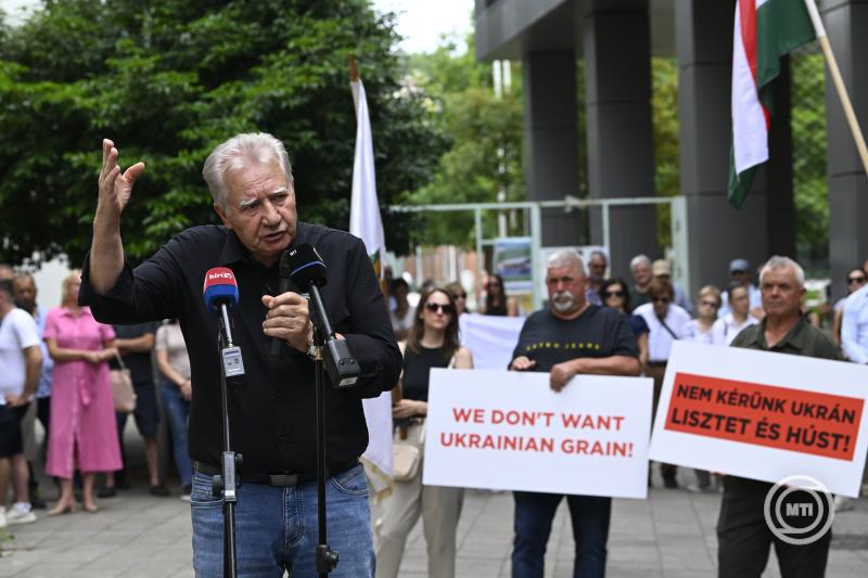 Gazdademonstráció Budapesten az Európai Unió Háza előtt
