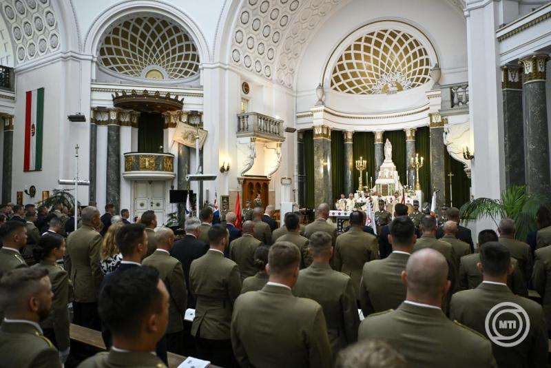 Ifjú honvédtisztek kinevezési ünnepsége Budapesten