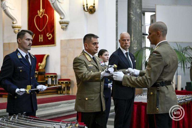 Ifjú honvédtisztek kinevezési ünnepsége Budapesten