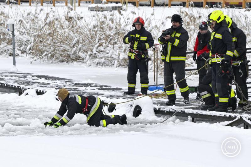 A Fővárosi Katasztrófavédelmi Igazgatóság jégről mentési gyakorlata Budapesten