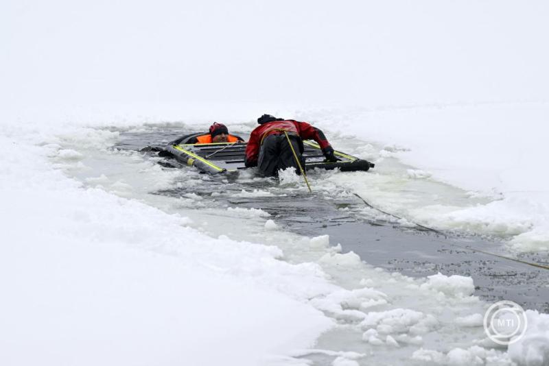 A Fővárosi Katasztrófavédelmi Igazgatóság jégről mentési gyakorlata Budapesten