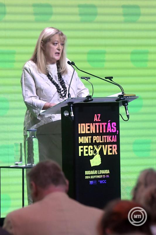 Az Identitás mint politikai fegyver címmel konferencia Budapesten
