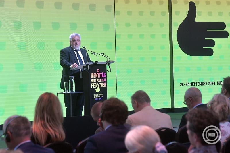 Az Identitás mint politikai fegyver címmel konferencia Budapesten