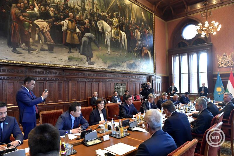 Kövér László fogadta a kazah parlament alsóházának elnökét
