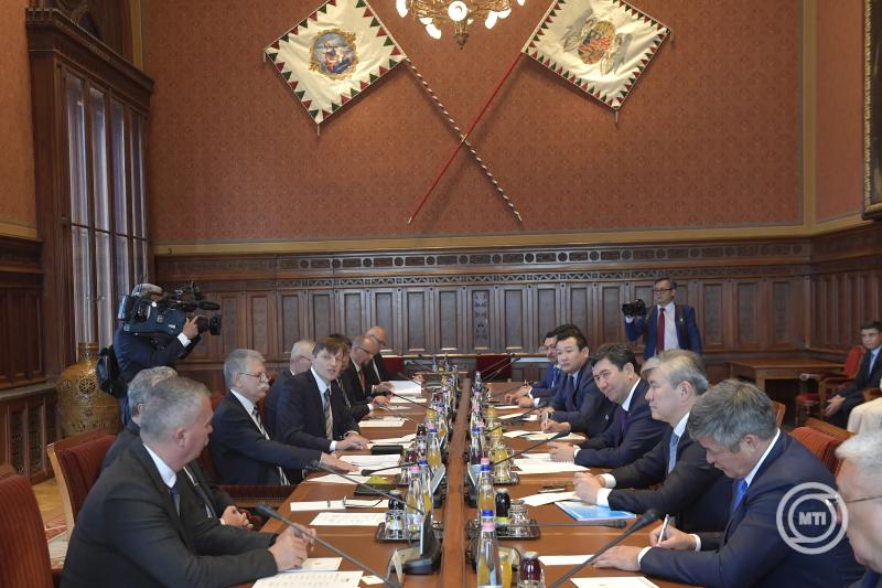 Kövér László fogadta a kazah parlament alsóházának elnökét