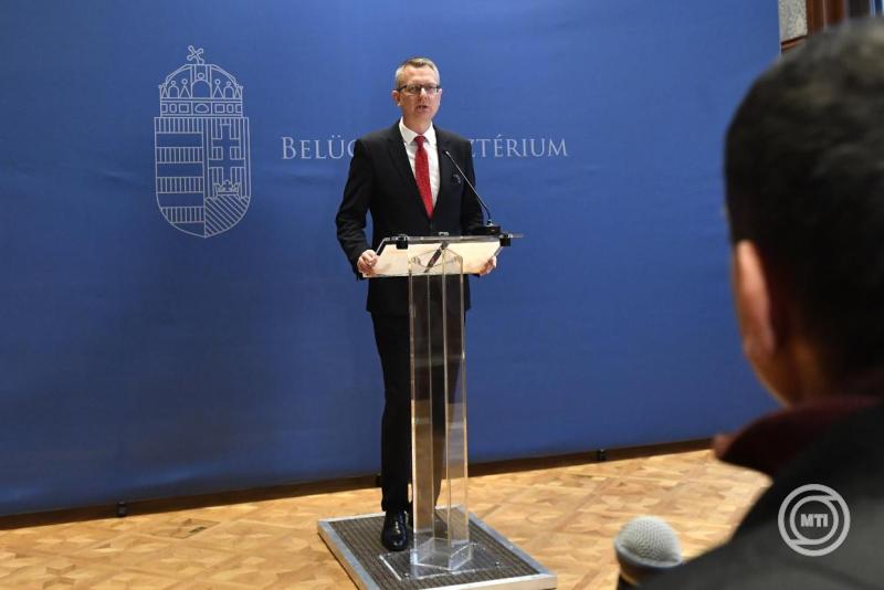 Az idén 11 milliárd forintnyi teljesítményjuttatást kapnak a rendvédelmi dolgozók