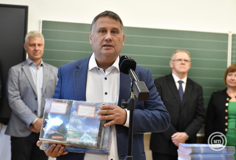 Minden iskolába megérkeztek az ingyenes tankönyvek
