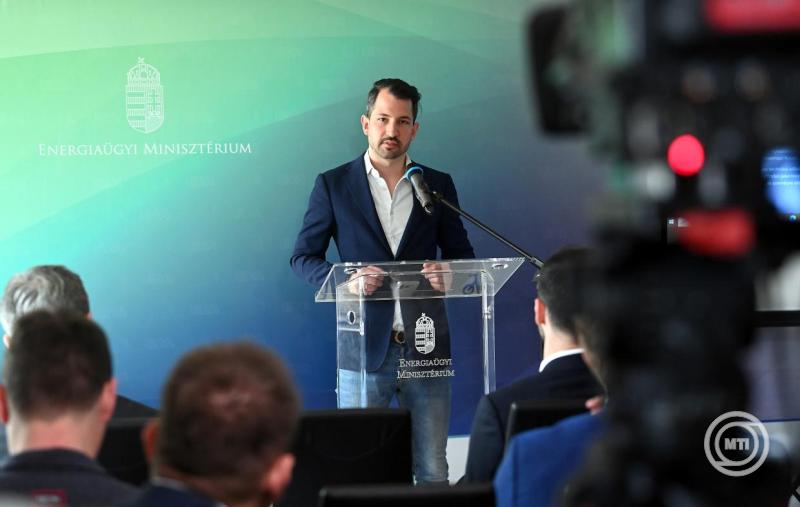 Sajtótájékoztató az Energiaügyi Minisztériumban az AI Start 500 program elindításáról