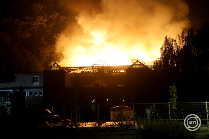 Kigyulladt a Miskolctapolcai Barlangfürdő gyógyászati központjának tetőszerkezete