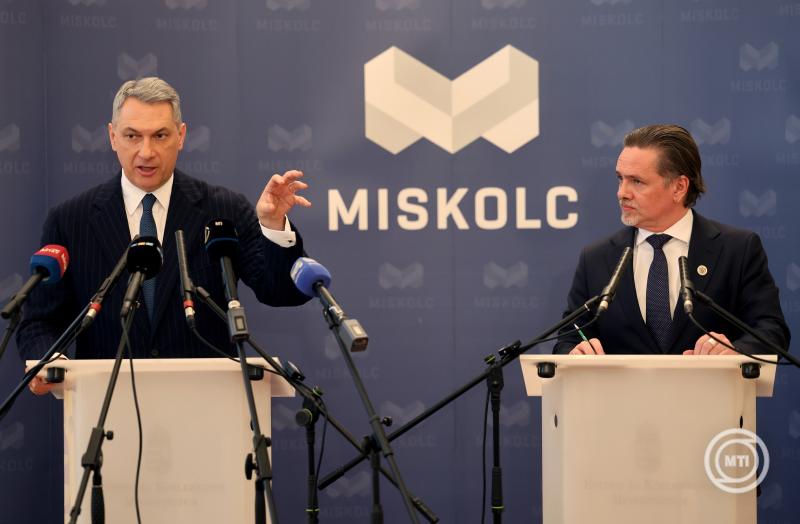Lázár János sajtótájékoztatója Miskolcon az Építési és Közlekedési Minisztérium kihelyezett plenáris ülését követően