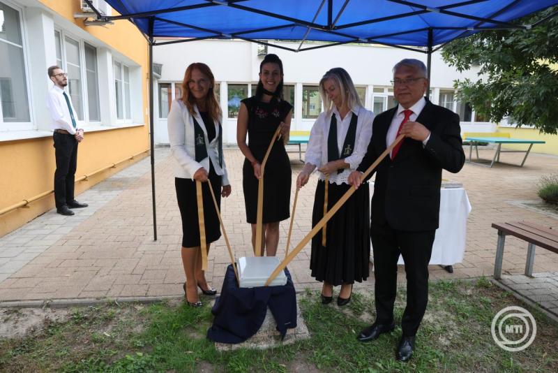 A Tiszaújvárosi Hunyadi Mátyás Általános Iskola jubileumi tanévnyitó ünnepsége
