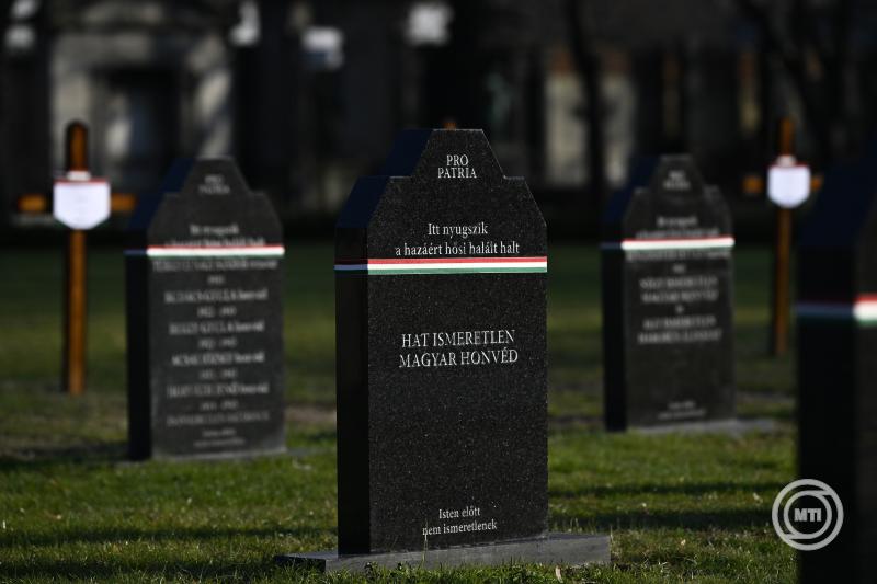 Az I. és II. világháborúban hősi halált halt nyolcvanöt magyar katona újratemetése a Fiumei Úti Nemzeti Sírkertben