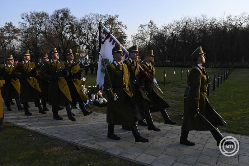 Az I. és II. világháborúban hősi halált halt nyolcvanöt magyar katona újratemetése a Fiumei Úti Nemzeti Sírkertben