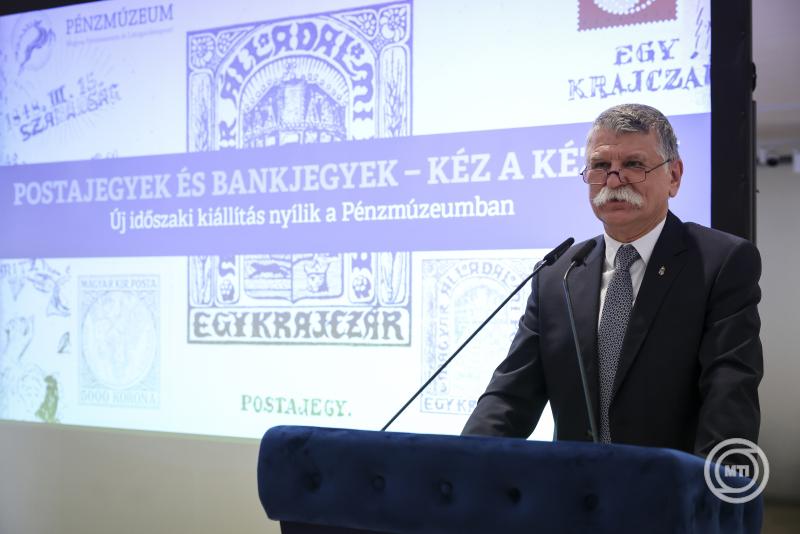 A Postajegyek és Bankjegyek – Kéz a Kézben című időszaki kiállítás megnyitója