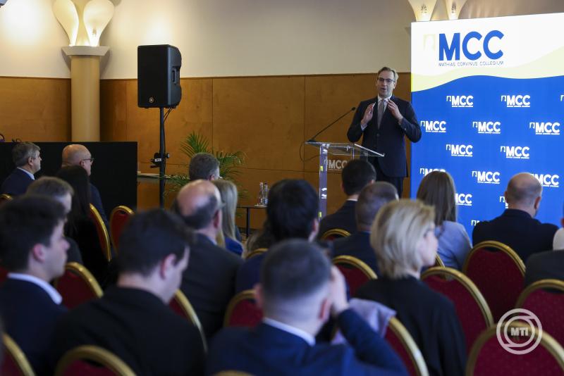 Az MCC Közéleti programok és vitaakadémia képzésein résztvevők diplomaosztó ünnepsége