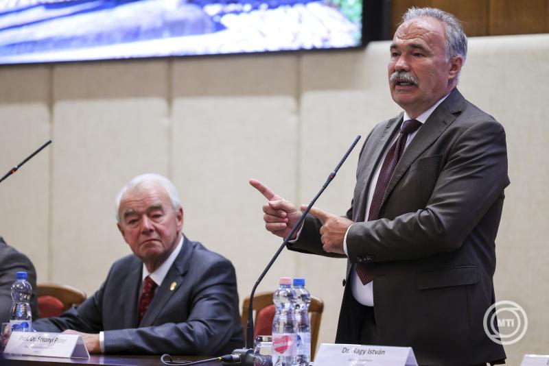 A ragadós száj- és körömfájás utáni újraindulásról rendeztek konferenciát az Állatorvostudományi Egyetemen