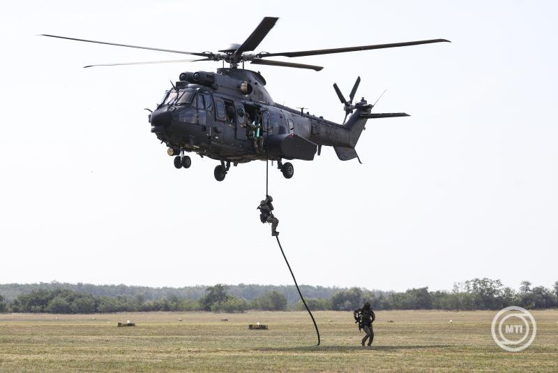 Teljessé vált a Magyar Honvédség közepes kategóriájú, többfeladatú helikopterflottája
