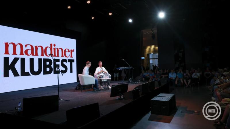 Szijjártó Péter a Mandiner klubestjén