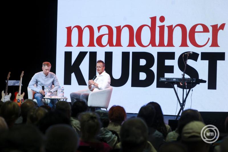 Szijjártó Péter a Mandiner klubestjén