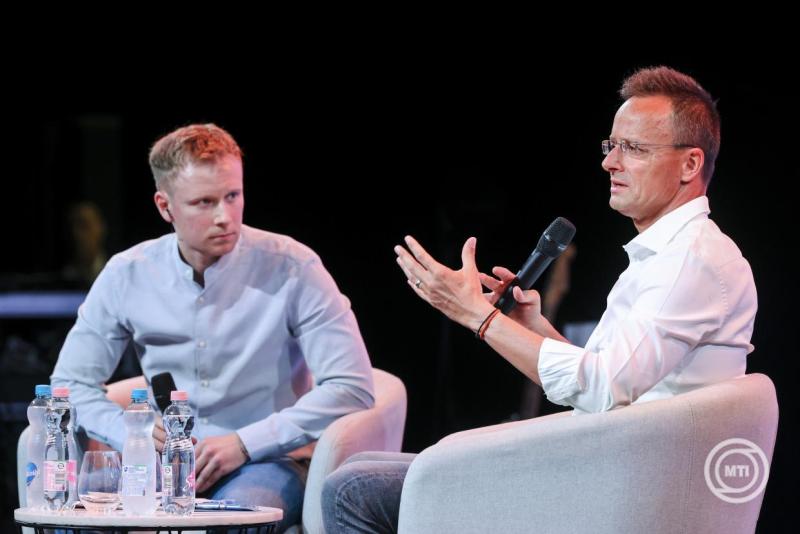 Szijjártó Péter a Mandiner klubestjén