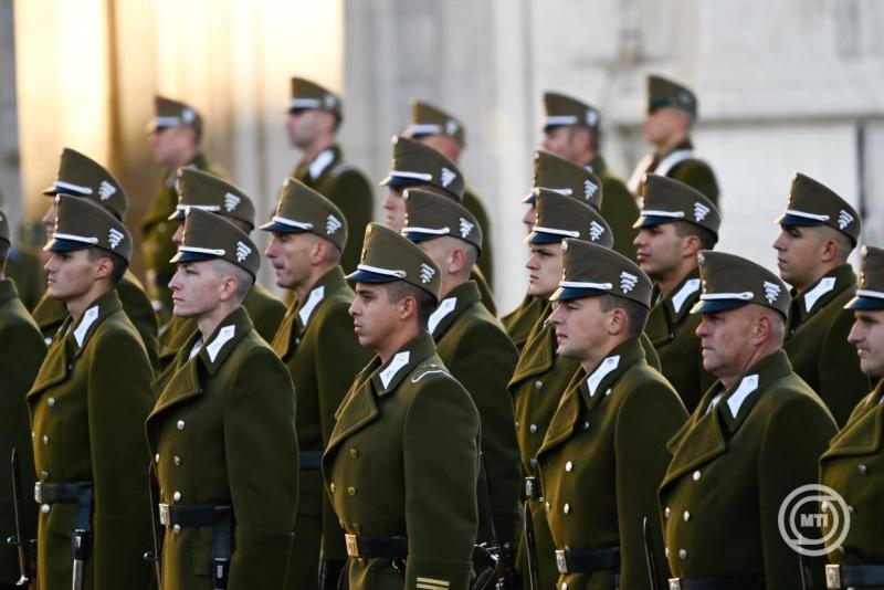 Aradi vértanúk - Felvonták, majd félárbócra engedték a nemzeti lobogót az Országház előtt